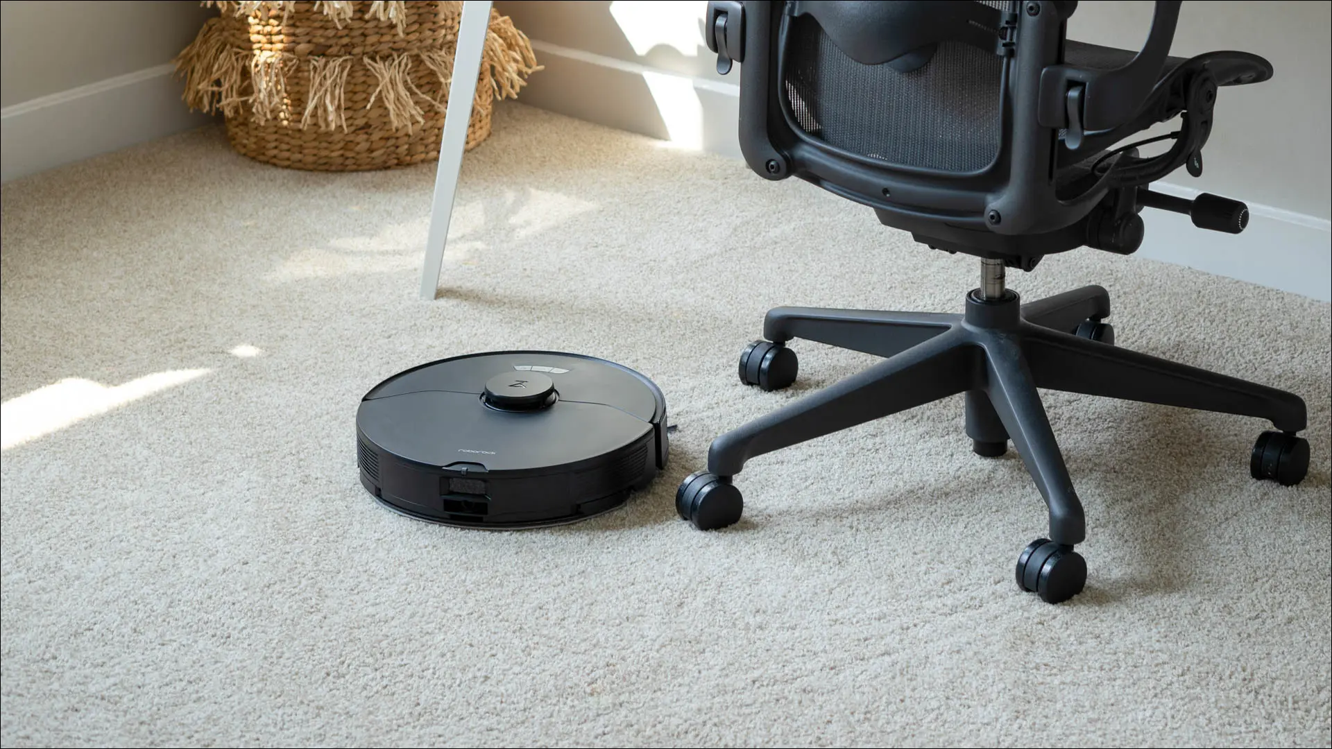 Der Roborock S7 Max Ultra saugt unter einem Schreibtisch