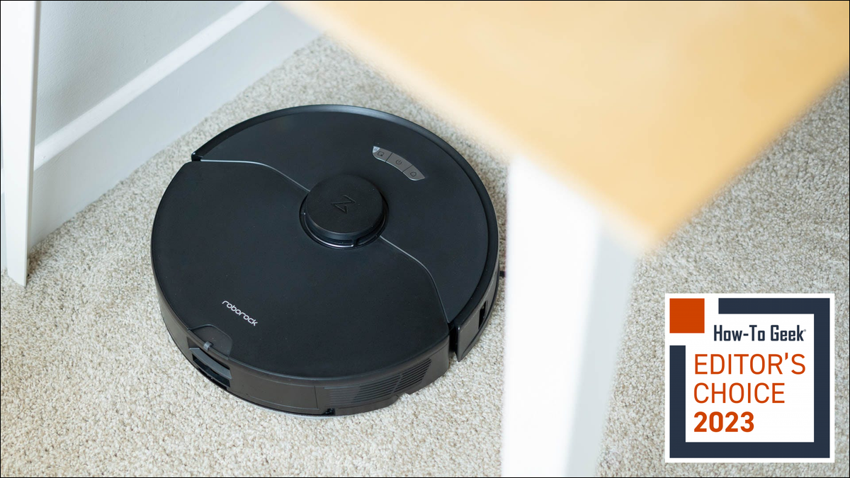 Der Roborock S7 Max Ultra saugt unter einem Stuhl