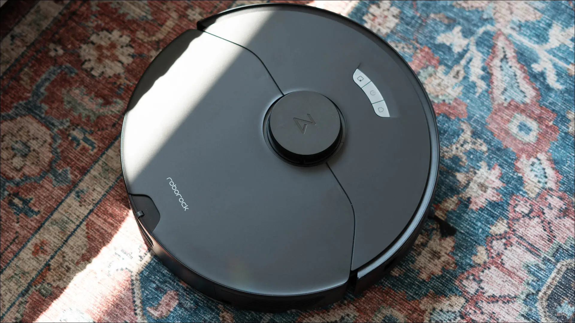 Der Roborock S7 Max Ultra saugt einen farbenfrohen Wohnzimmerteppich