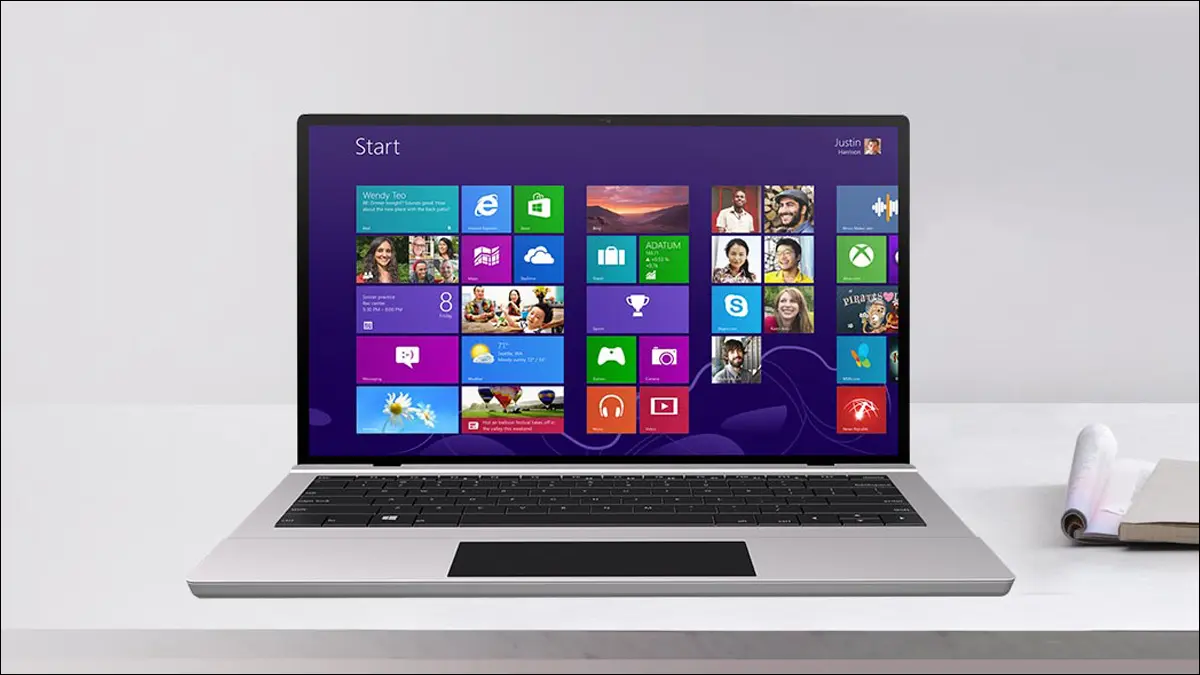 Foto de Windows 8.1 ejecutándose en una computadora portátil