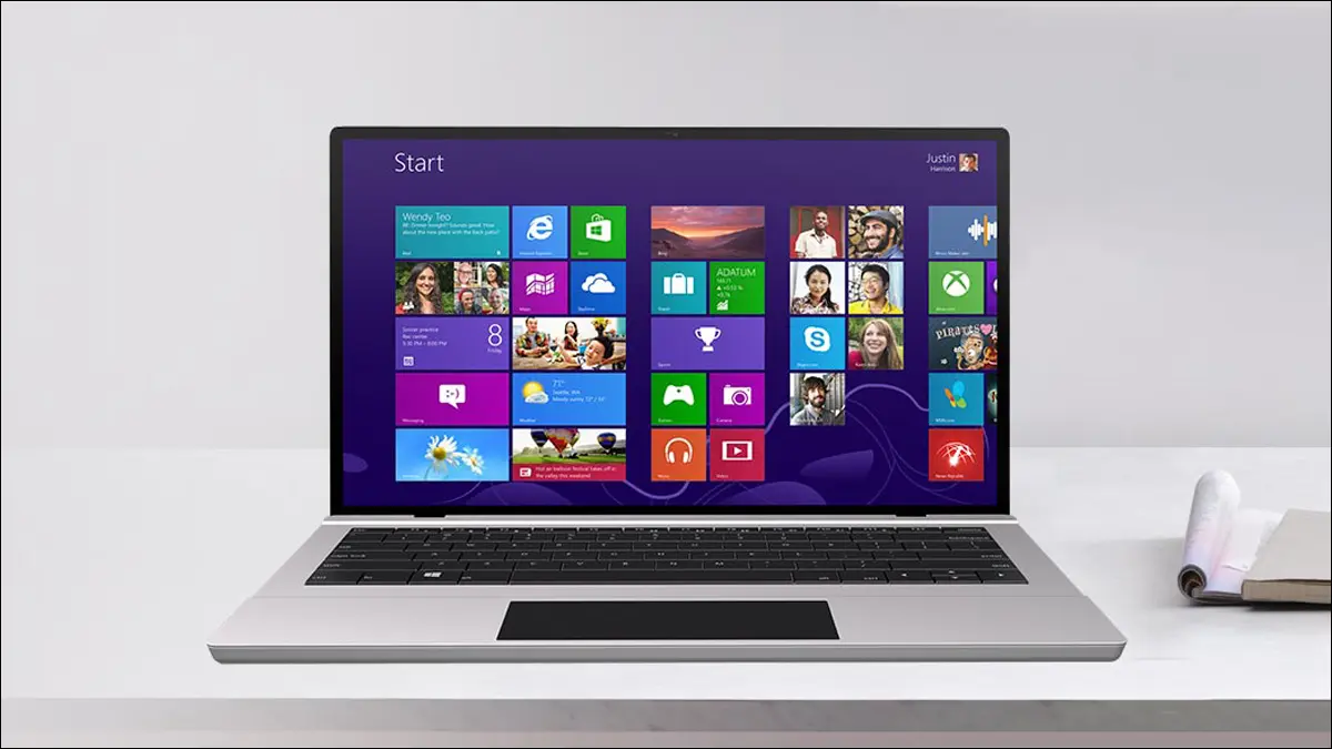 Bir dizüstü bilgisayarda çalışan Windows 8.1'in fotoğrafı