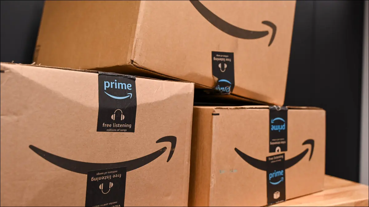 ワークベンチに積み上げられたAmazonの荷物