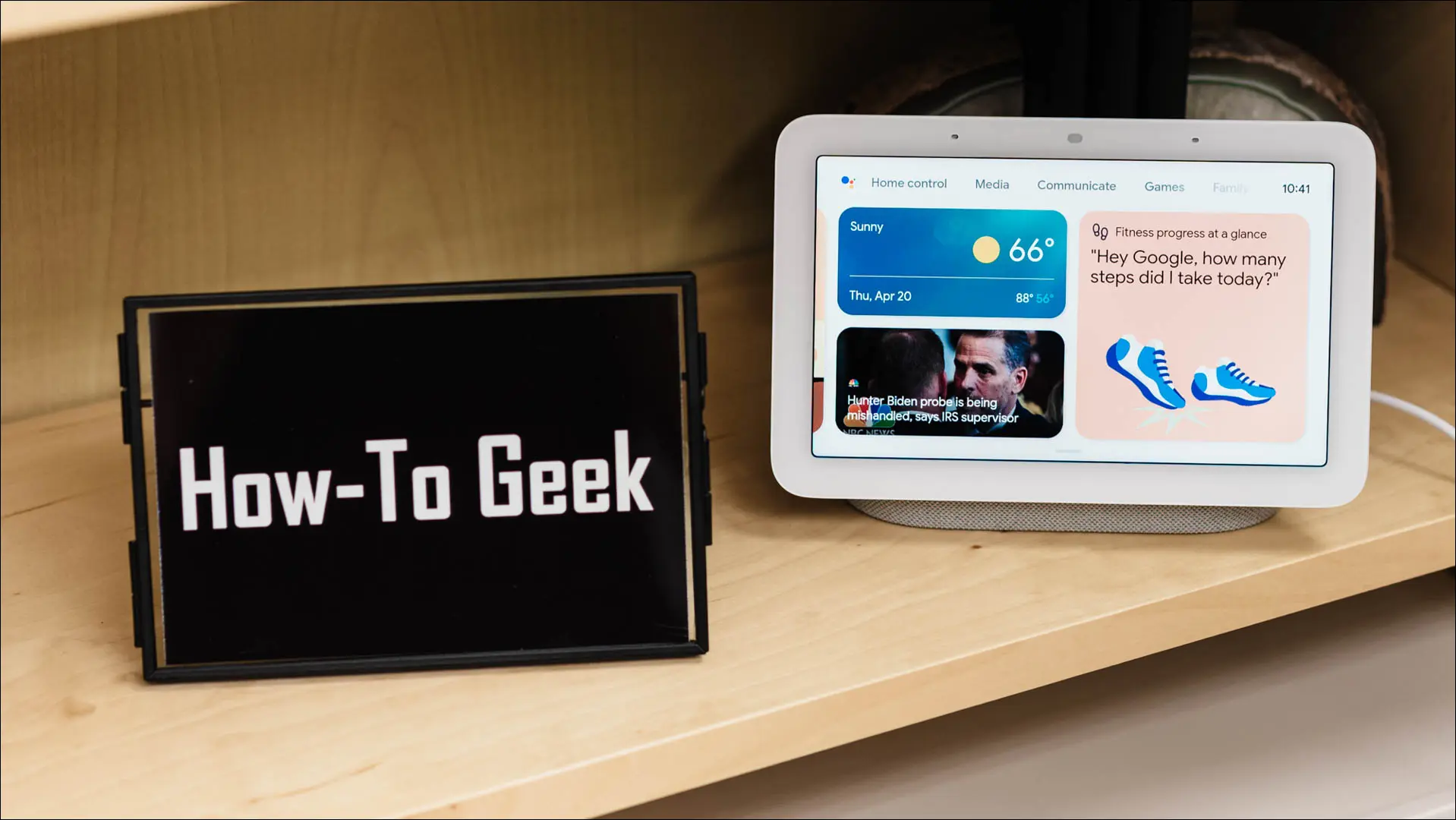 Google Nest Hub 2nd Gen disiapkan di rak