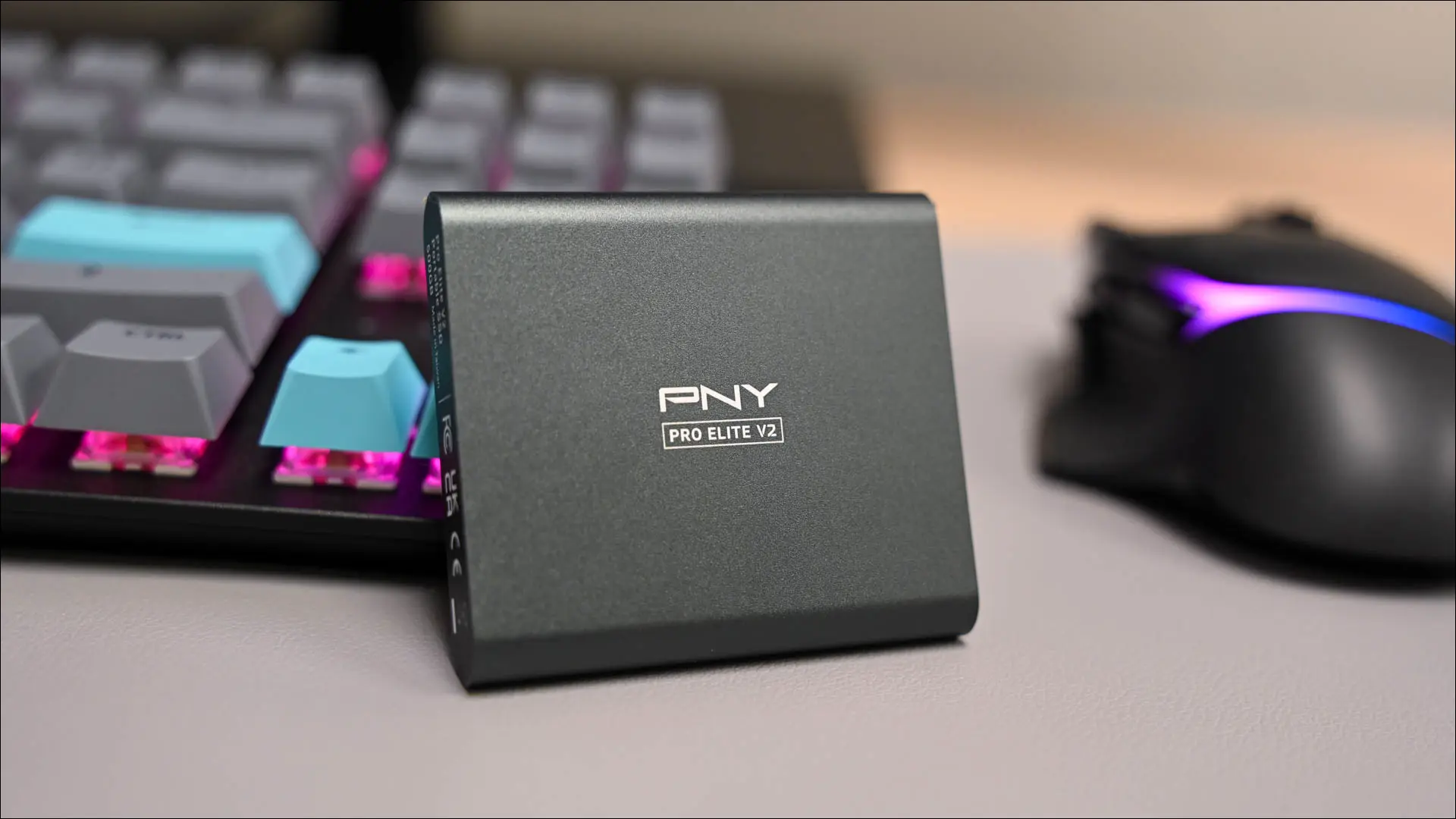 PNY Pro Elite V2 bersandar pada keyboard