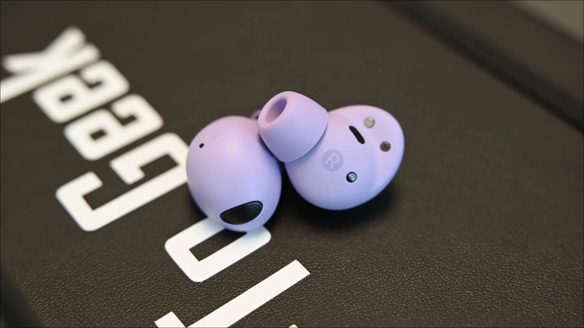 Un par de Galaxy Buds2 Pro en una computadora portátil