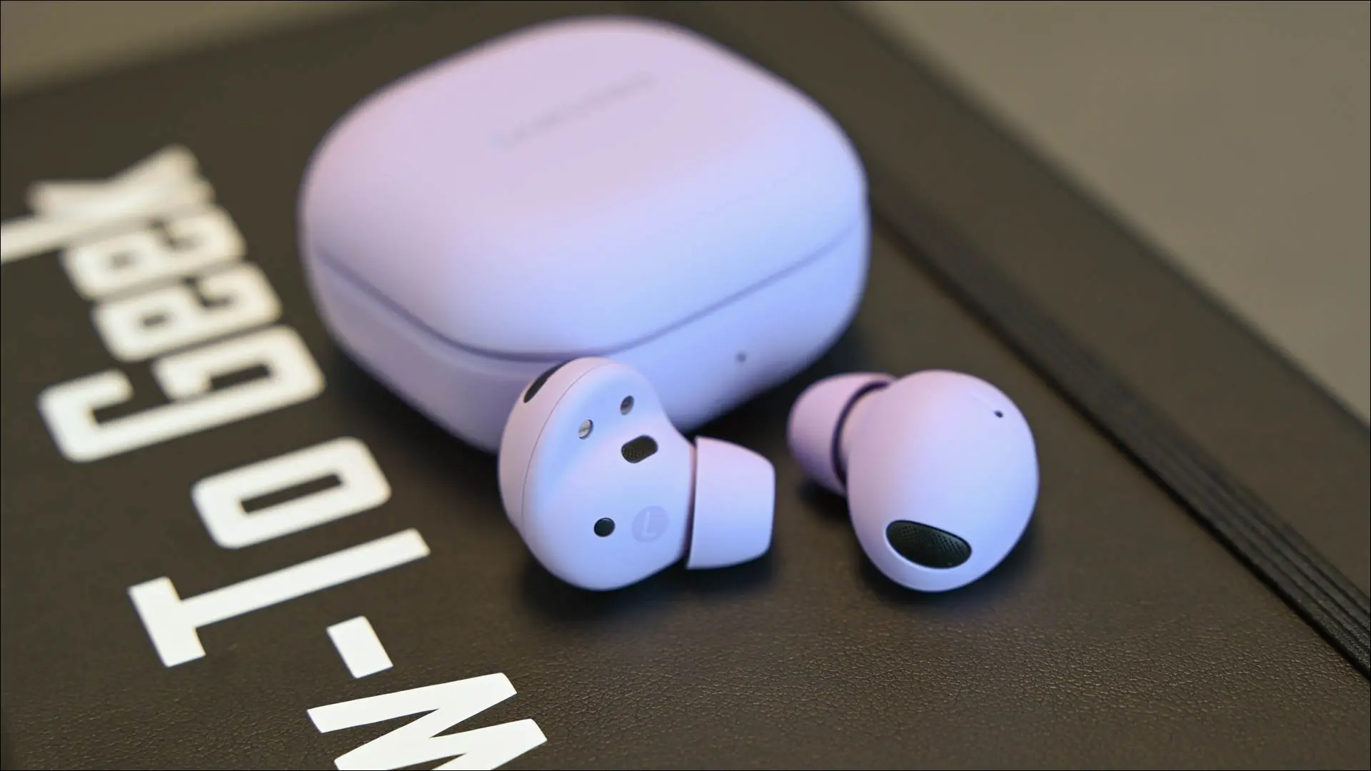 Un par de Galaxy Buds2 Pro en una computadora portátil