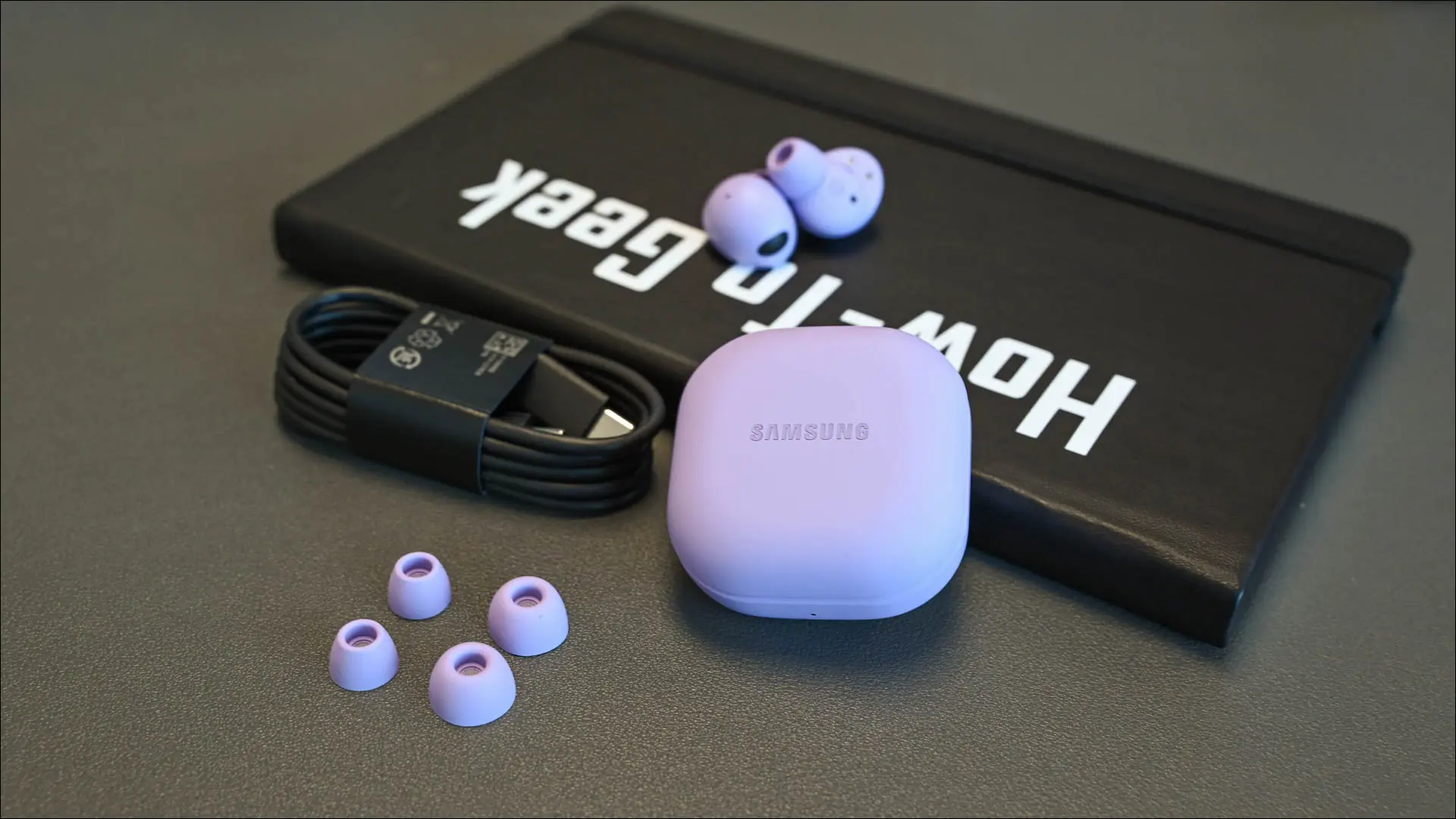 Galaxy Buds2 Pro i akcesoria na notebooku